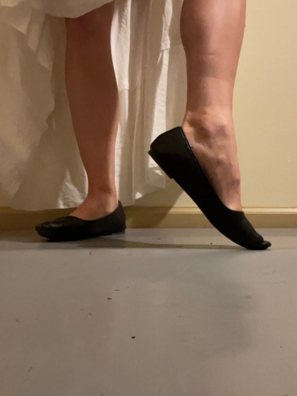 Woman's So Flats Black memory foam size 7 used very worn - Picture 3 of 11